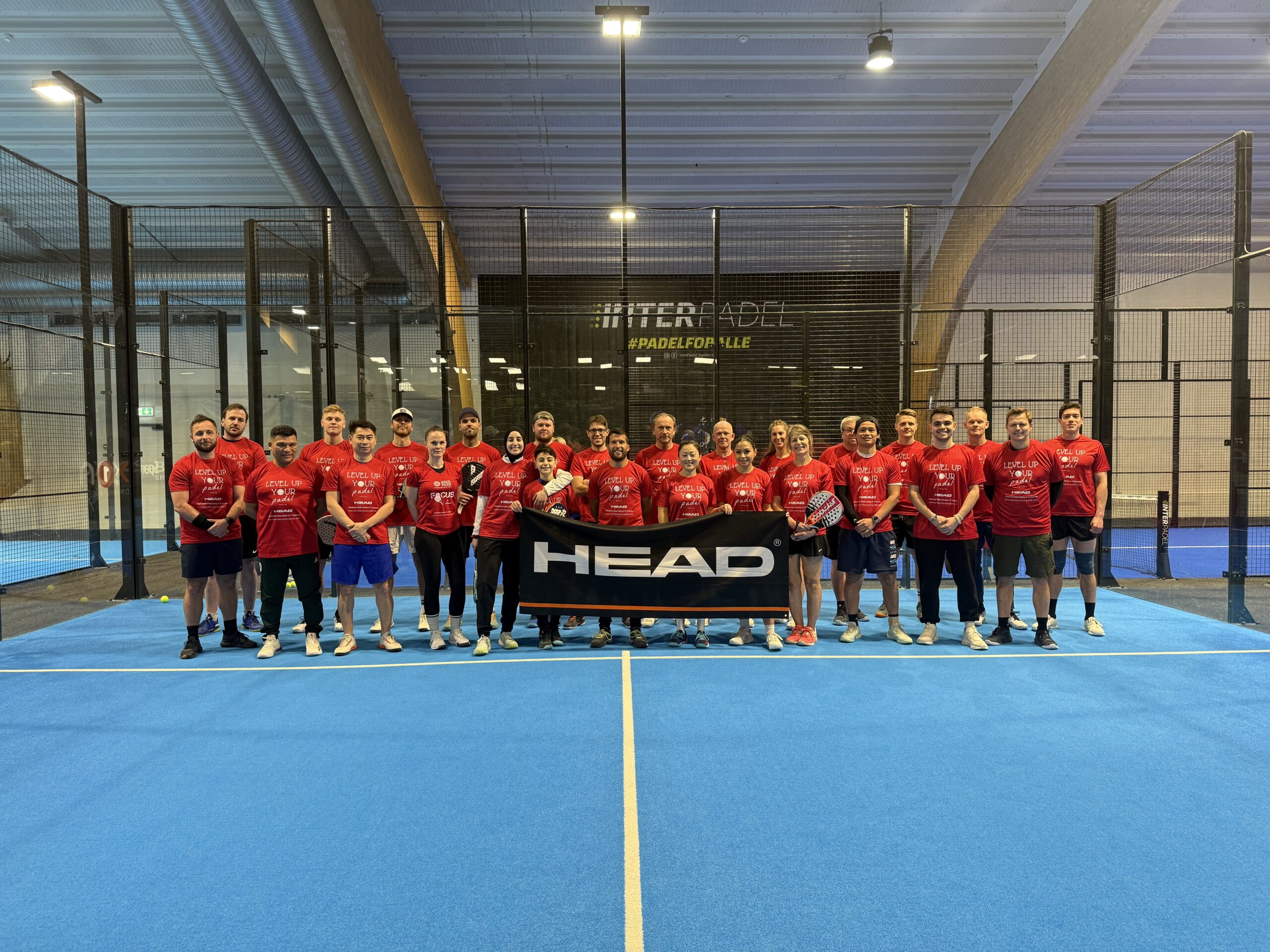 Erwachsene Spieler beim Training im Weekend Padel Camp in Halmstad, Schweden